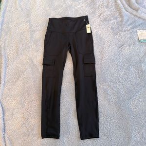 Old navy cargo legging. Navy blue size medium.